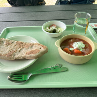 ボルシチとナン1,500円、追加でコーヒー頼んだら食事のセットで300円だった。美味いコーヒーだった。