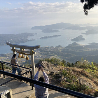 山頂神社より

恐竜🦕で有名な
御所浦を望む