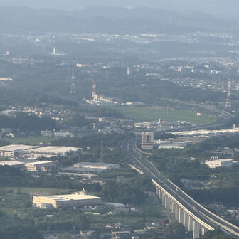 高速道路、あんまり車が走ってません…