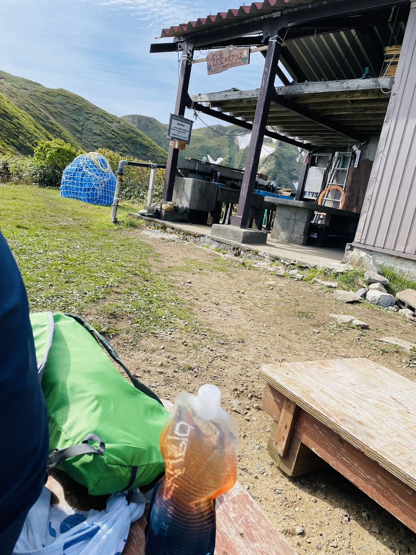 小屋に戻ってきた。
小屋番さんに昨晩の事情を話し、幕営料金を収めました。
昨晩、小屋は30人、テン場は28張、登山道にも9張あったそう。
「テント同士ひしめき合ってるからトイレに行くにも一苦労だし、こんなの初めてだったよ」とのこと。
水を恵んでもらいましたがこの日の晩、彼さんと仲良くお腹壊しました笑