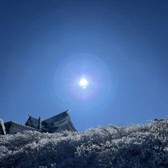 ⛄飛行機雲と⛩
蔵王刈田嶺神社
*蔵王山頂（奥宮）
外国の観光客で激混み💦
