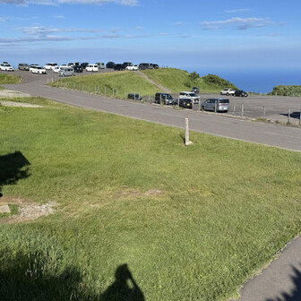登山口は快晴、多くの車が停まっていますが、月曜日なので空きはあり。