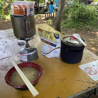 景信山にて休憩　定番のなめこ汁と定番の吉野家の牛丼　最高の組み合わせで美味しい😋