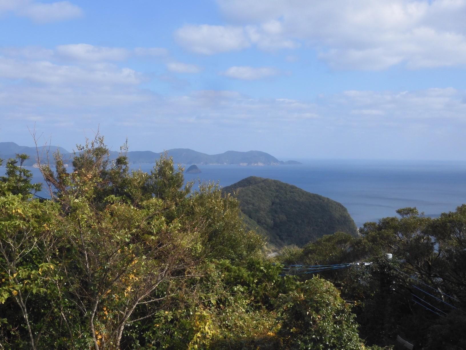 城岳山頂より東方。
上五島中通島最南端の佐尾鼻方面。