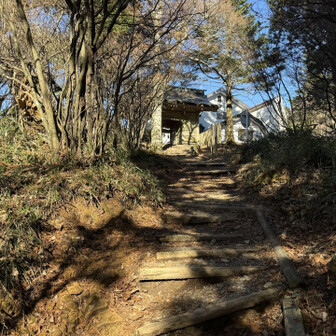 もう登らなくてよいと思っていたら、最後の成就社の登り返しで足を見事に破壊されました😇