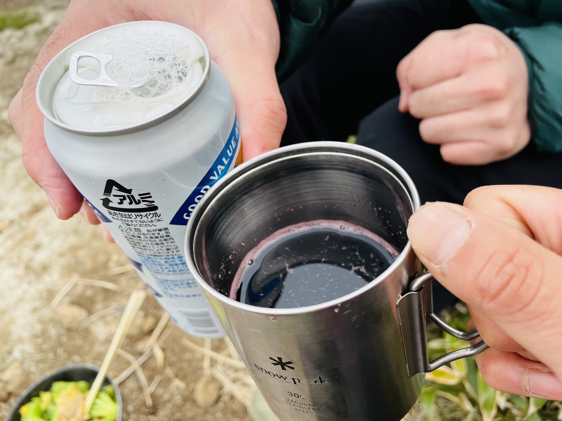 早々にスタートしたであろうタモギ小屋の登山客さん、小屋番さん、そして、早々にスタートしたにも関わらずタモギから溢れてしまったエブリの登山客さんに迷惑はかけたくない。
今日の最後の登山者は間違いなくわたしたちでした。
反省だらけ。
事実上、これはテン泊ではなくビバークだ。
でもどうしようもない、とりあえず、乾杯だ。
