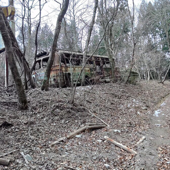 鼻曲山・氷妻山・留夫山 例の廃バス。