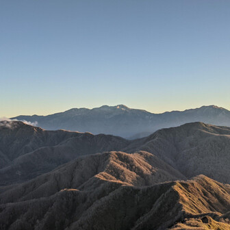 経ヶ岳・法恩寺山 大長山と赤兎山、奥に白山～別山