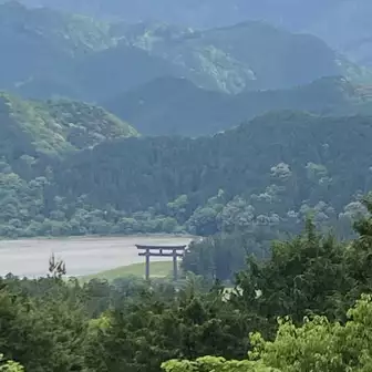 古社の鳥居⛩️
幻想的な風景に感動しました。
この後、この鳥居まで歩く
川沿いの水田の中に堂々と立っていました。