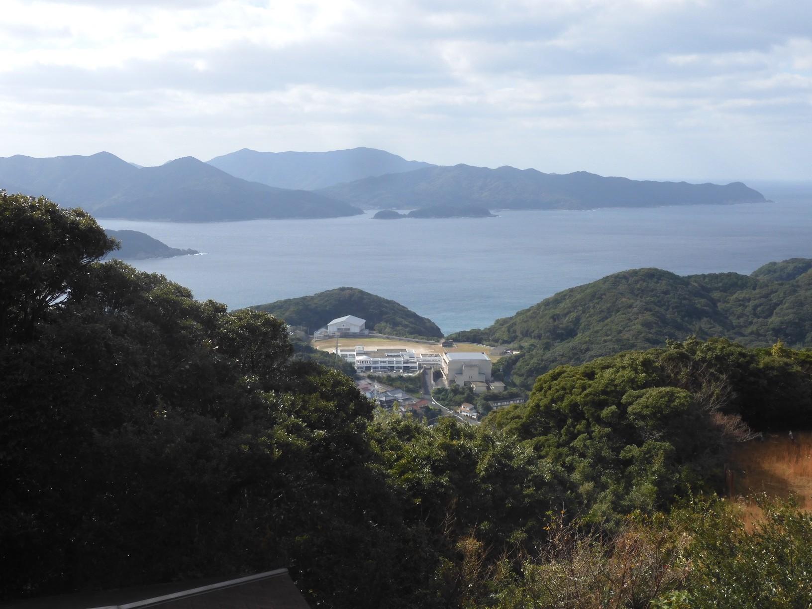 城岳山頂より西方ちょいズーム。
手前はユーミンの歌碑がある奈留高校、奥は久賀島。