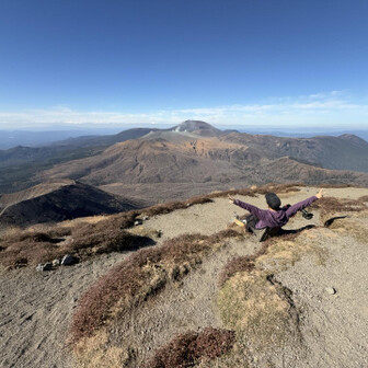 真ん中の1番奥が朝登った韓国岳
噴煙モクモクが新燃岳