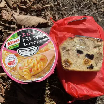 富士山見ながらランチタイム🗻
昨日寝る前に10分で作った（焼き時間除く）米粉パウンドケーキ。ナッツとイチジクと前回の河口湖で買ったレーズン入れました！