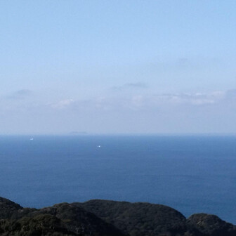 大島・御嶽山 山頂から沖ノ島見えました