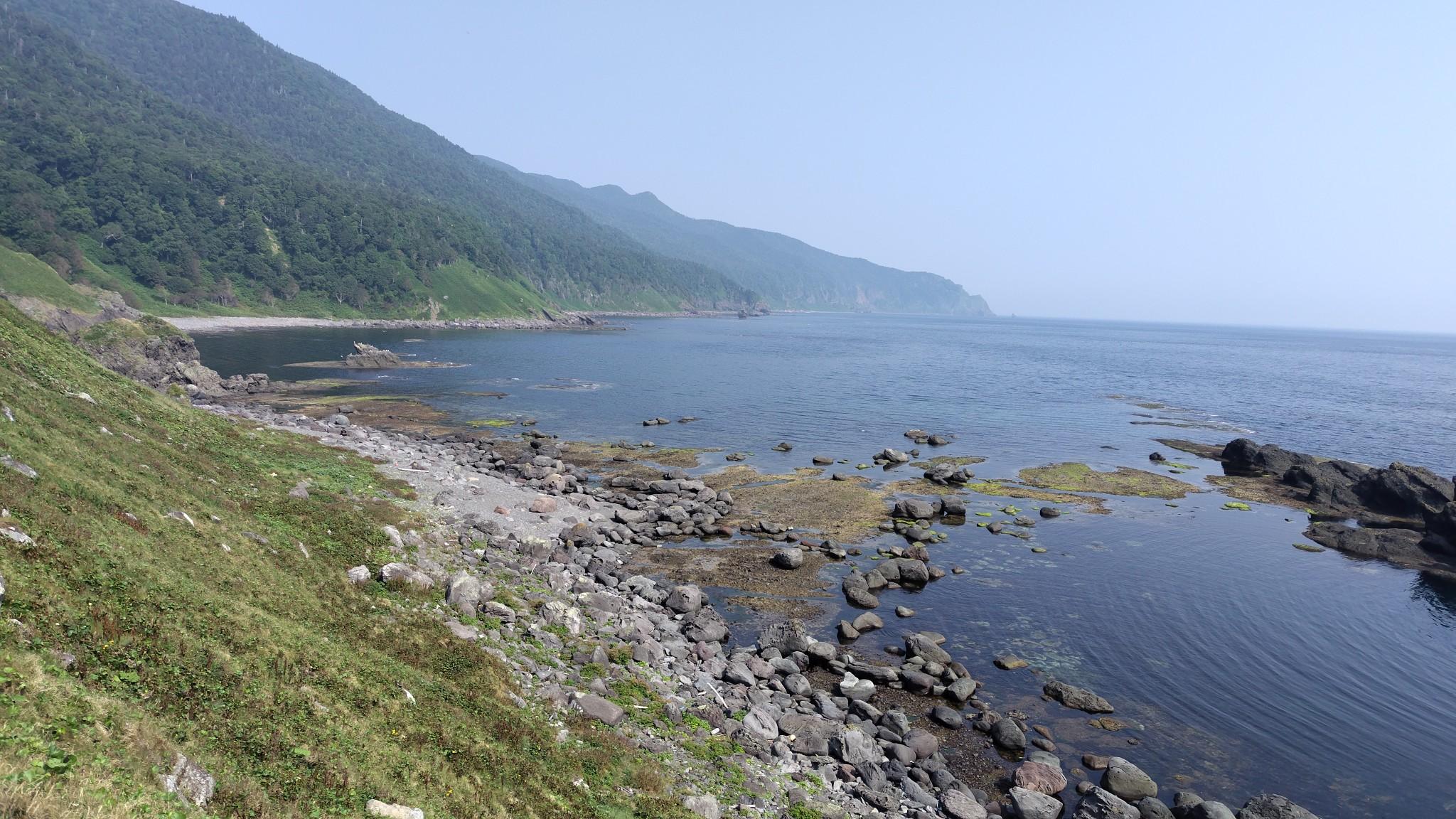 ペキンの鼻から見た知床岬側