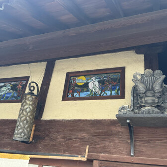 紀泉アルプス・飯盛山・ボンデン山 軒下に、鷺のステンドグラスと鬼瓦👹
どちらも素晴らしい✨
軒下やで❗️