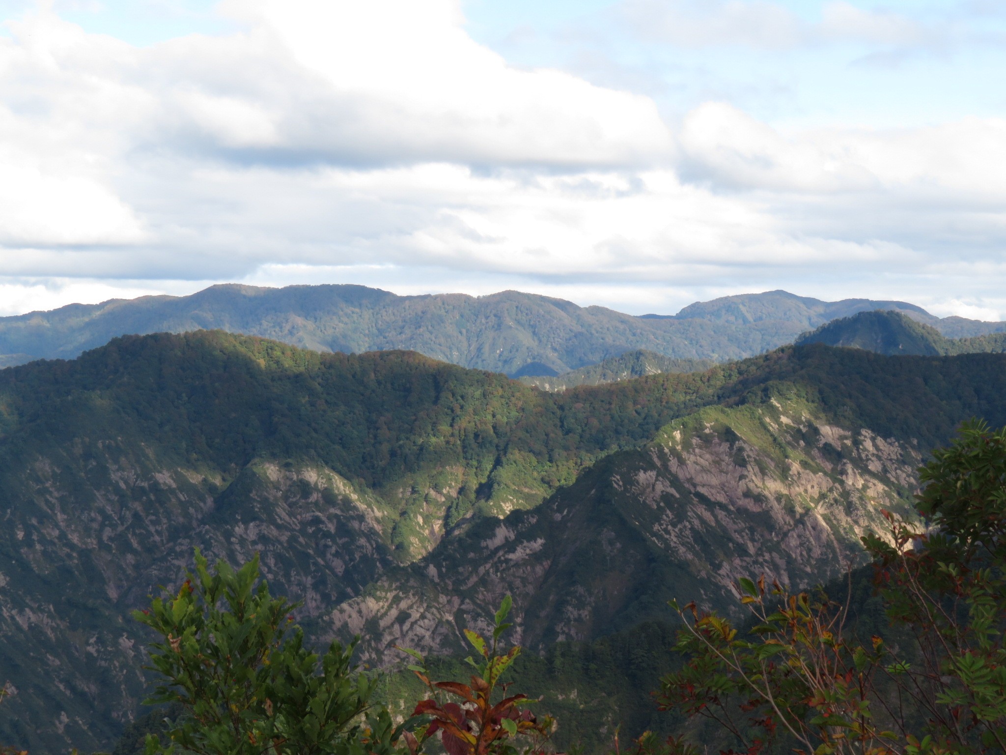 木六山・銀次郎山 手前左木六、奥日本平
