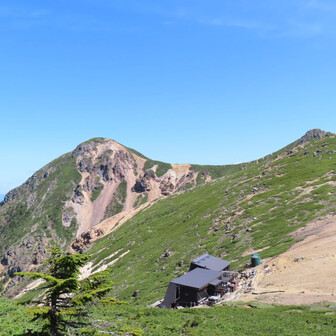 わぁ！見えた～！
中央が西天狗岳👺、右が根石岳。根石岳の後ろにちょろっと東天狗岳👺