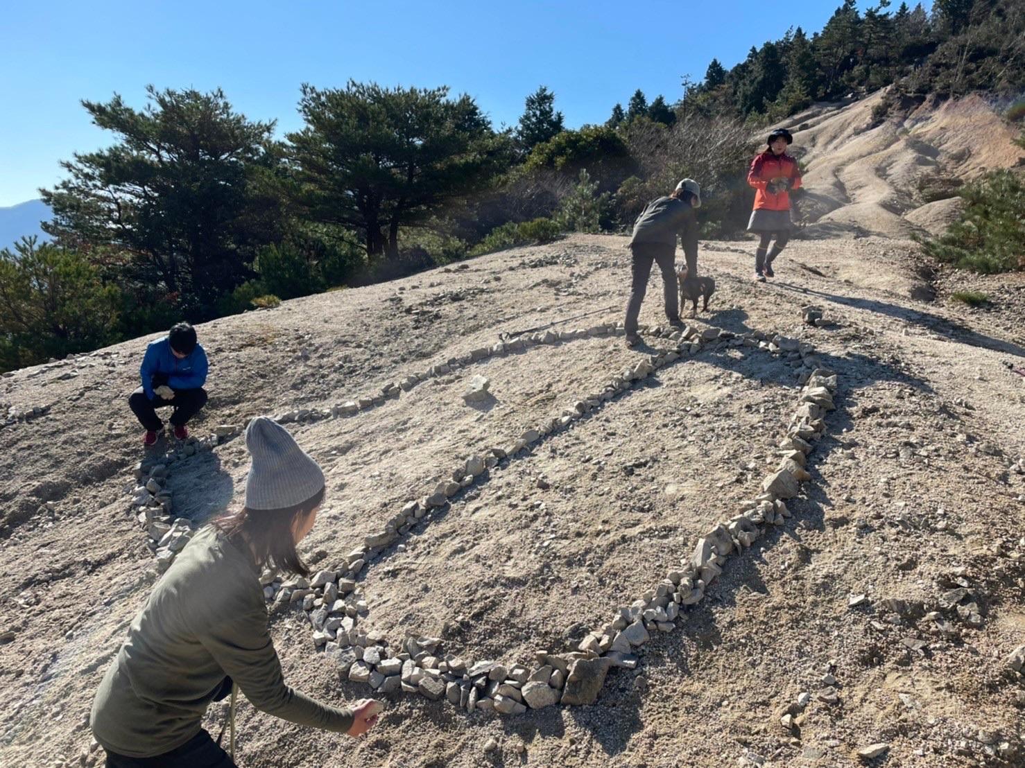釈迦ヶ岳 みんなで石を集めて