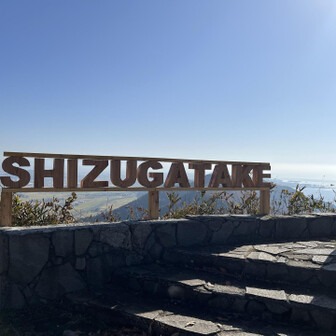 新しく出来た木彫りのモニュメント