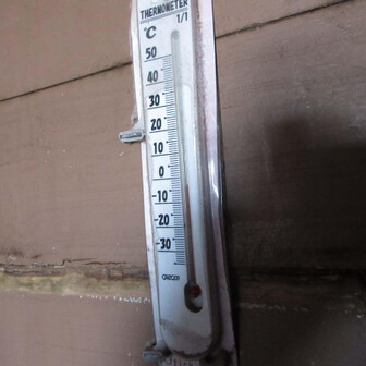 山頂の避難小屋の中の温度計。
氷点下３度ほどの気温。
今日は、小屋の中より外の方が陽あたりがあって暖かいかも。