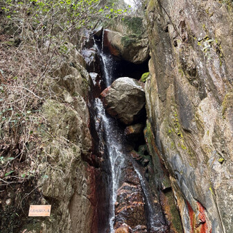 六甲山・長峰山・摩耶山 着きました。
凄いです〜。
2個転げ損なった岩が🪨挟まってます。
チョークストーンというらしい