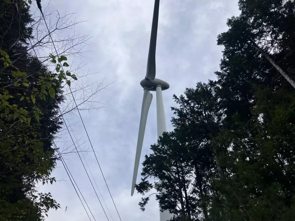 浜松風力発電所 立須から滝沢山まで尾根上に10基の風車が並びます。新東名を走っていると目立ちますよね。