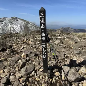 この時期、霜柱や雪が溶けて登山道はベチャベチャの状態に…
ゲイター装着して正解だった✅
西峰は、まだマシ