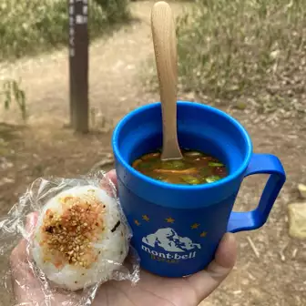 雨ヶ峠のベンチでお昼ご飯
おにぎりとナメコのお味噌汁