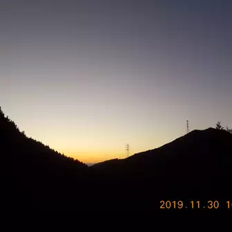 紅葉のラストをしめくくる明神の森 工事で車は通行止めなので 静かな山歩き おまけに夜景 たかさんの菩提山の活動データ Yamap ヤマップ
