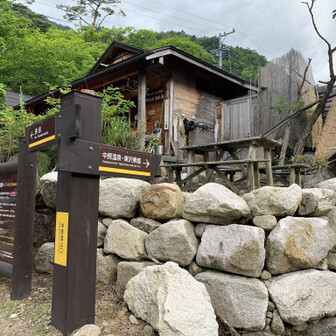 燕岳・餓鬼岳・唐沢岳 登山口は左側