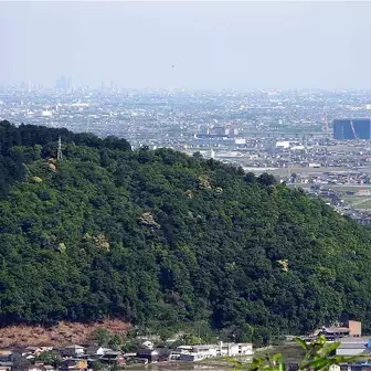 往路を歩き城台山・揖斐城跡まで戻ってきました。山頂からもういちど権現山、その奥に名古屋のビル街が見えますでしょうか