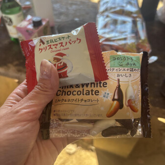 クリスマスっぽいお菓子持ってきたのと、頂いたおやつ😋