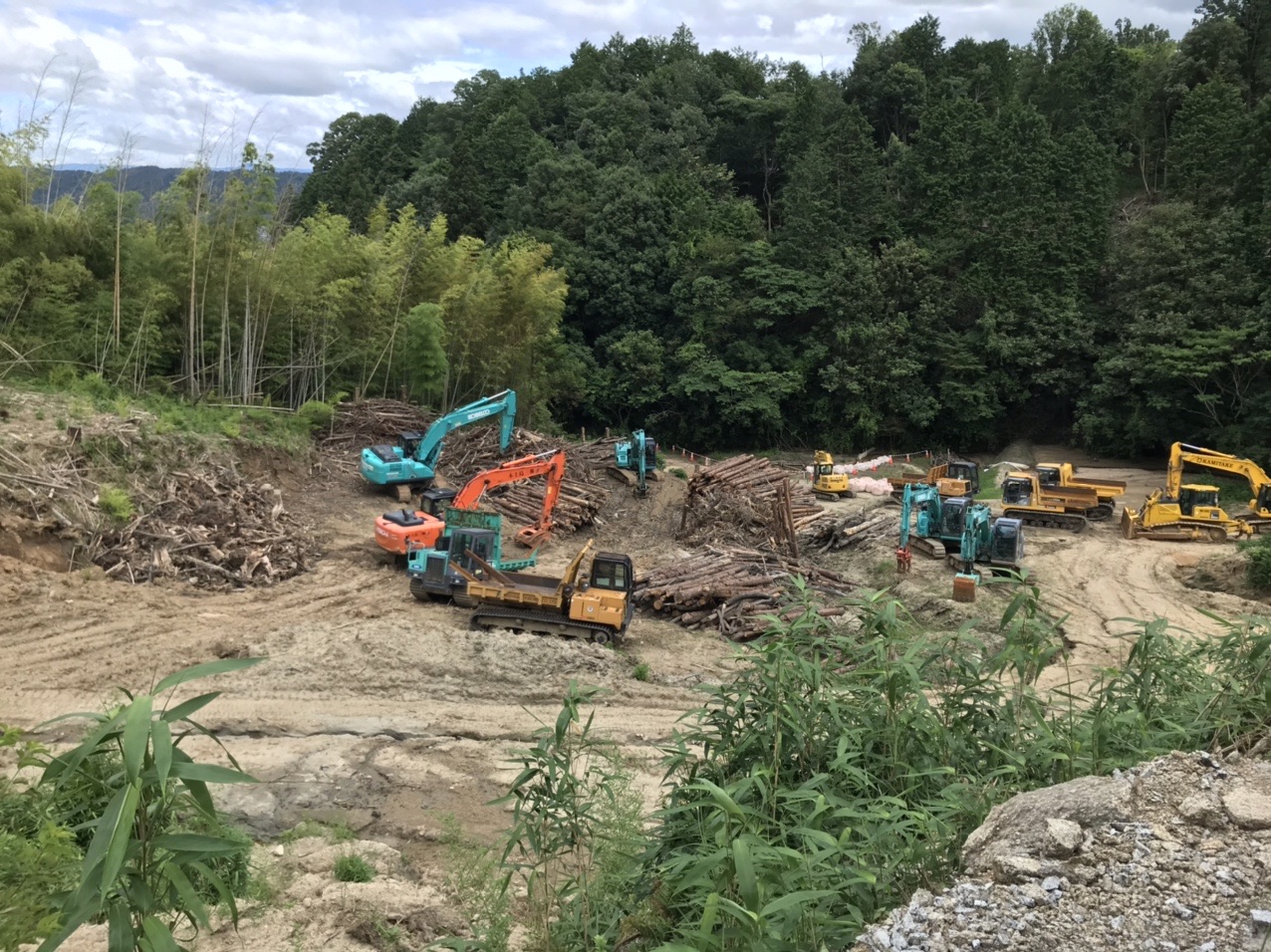 生駒山・神津嶽・大原山 磨崖仏からの風景。昔は棚田が広がっていたことでしょう。（近年は、猛烈なる薮でした）