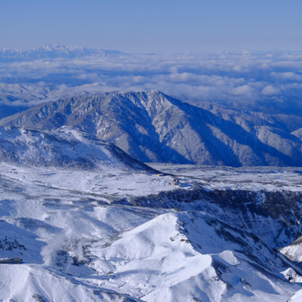 立山・雄山・浄土山 手前に弥陀ヶ原と中央に鍬崎山、奥に白山