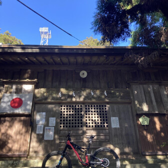 Over 500m msl, If you avoid main route, there are a few opportunities to pedal and climb, so it is recommended for MTB.