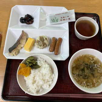 翌朝〜🌞
夜に降る予報だったけど、降ってない。
午前中も晴れマークに変わった🌞

朝食なしで燧ヶ岳に登る方々を横目に散歩しながら、しばし悩む、、、

3年前に登ったけど、キツかった😖
今回はのんびり尾瀬沼に出るルート、、、
ストックも持って来てないし、、、